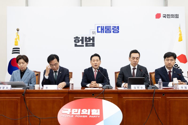 장동혁 국민의힘 대표가 9일 서울 여의도 국회에서 열린 최고위원회의에서 모두발언하고 있다. 뉴스1