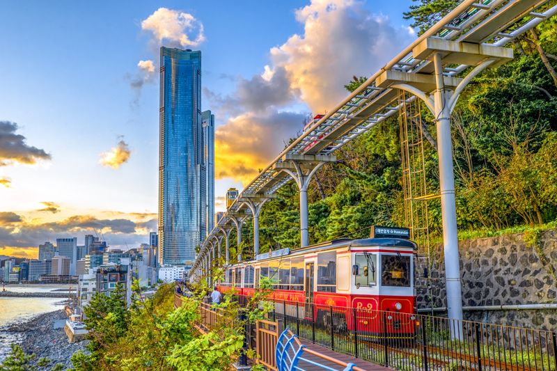 '2022년 한국관광의 별'로 선정된 바 있는 해운대블루라인파크 '해변열차'와 '스카이캡슐'. 부산관광을 대표하는 랜드마크로 각광받고 있다. 해운대블루라인파크 제공