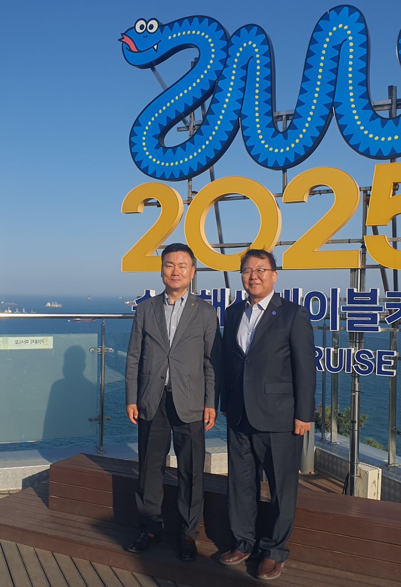 지난 4월말 송도해상케이블카 현장에서 공동마케팅 협약을 체결한 뒤 기념촬영을 하고 있는 최효섭 (주)송도해상케이블카 대표(왼쪽)와 배종진 해운대블루라인(주) 대표. 송도해상케이블카 제공