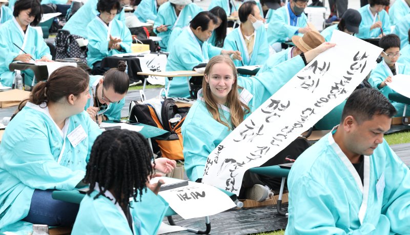 제579돌 한글날을 맞이한 9일 서울 종로구 광화문광장에서 열린 ‘2025 제 16회 광화문광장 휘호대회‘에 참가한 외국인들이 한글을 쓰고 있다. 2025.10.9/뉴스1 ⓒ News1 이호윤 기자