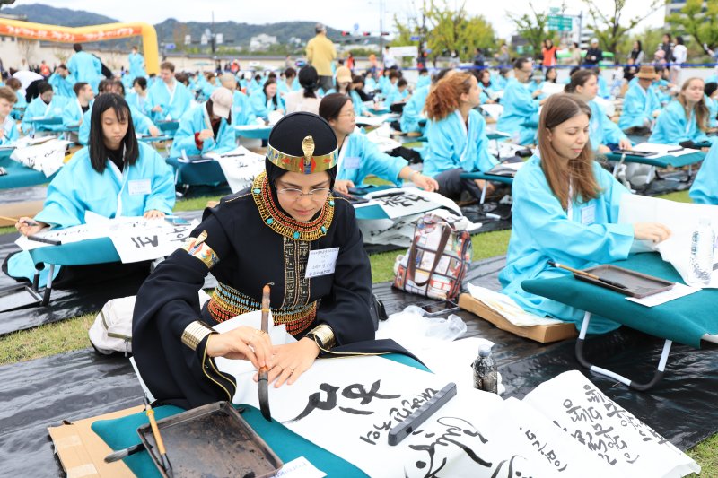 제579돌 한글날을 맞이한 9일 서울 종로구 광화문광장에서 열린 ‘2025 제 16회 광화문광장 휘호대회‘에 참가한 외국인들이 한글을 쓰고 있다. 2025.10.9/뉴스1 ⓒ News1 이호윤 기자