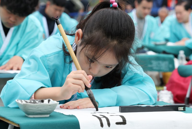 제579돌 한글날을 맞이한 9일 서울 종로구 광화문광장에서 열린 ‘2025 제 16회 광화문광장 휘호대회‘에 참가한 학생이 한글을 쓰고 있다. 2025.10.9/뉴스1 ⓒ News1 이호윤 기자
