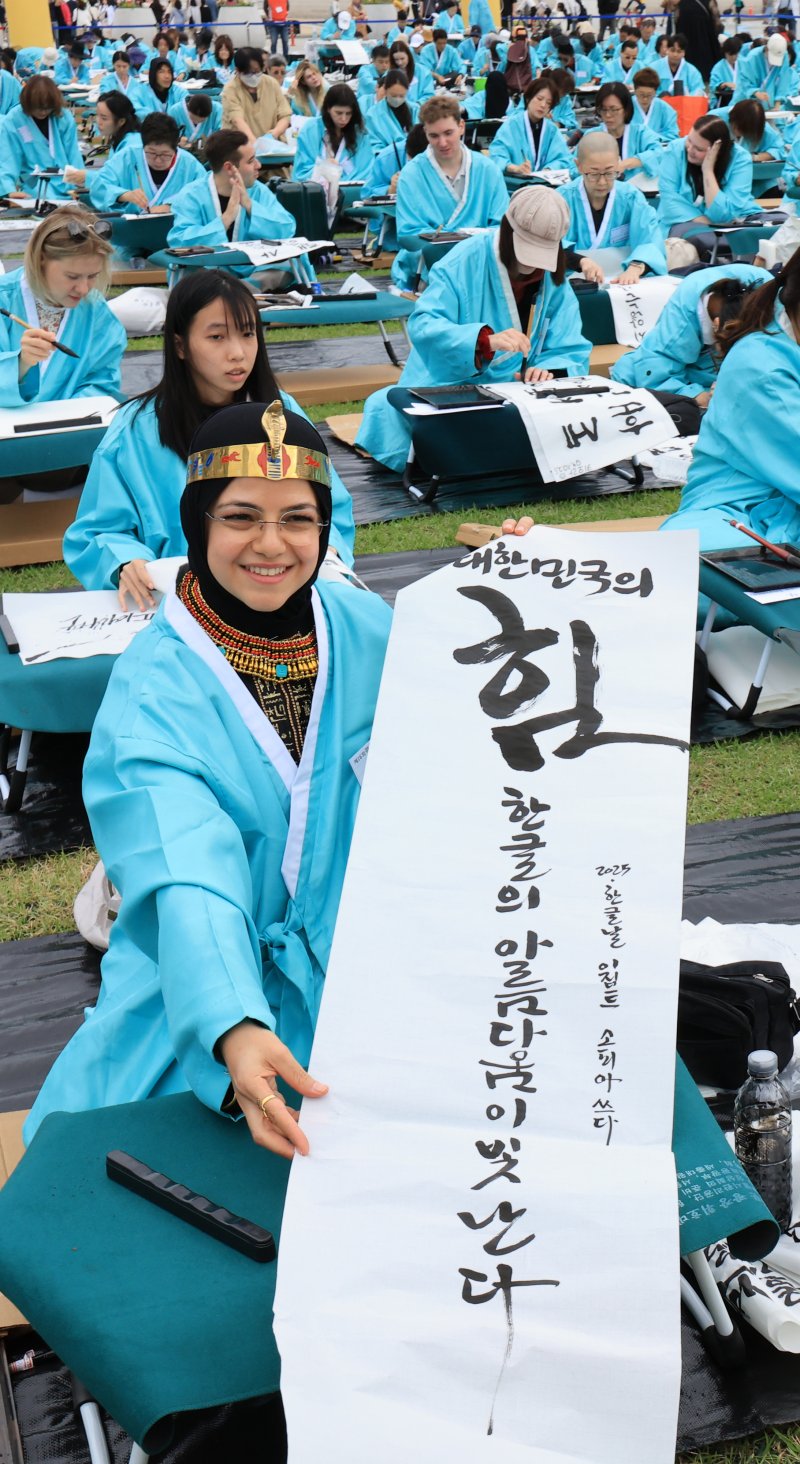 제579돌 한글날을 맞이한 9일 서울 종로구 광화문광장에서 열린 ‘2025 제 16회 광화문광장 휘호대회‘에 참가한 외국인이 직접 쓴 한글을 선보이고 있다. 2025.10.9/뉴스1 ⓒ News1 이호윤 기자