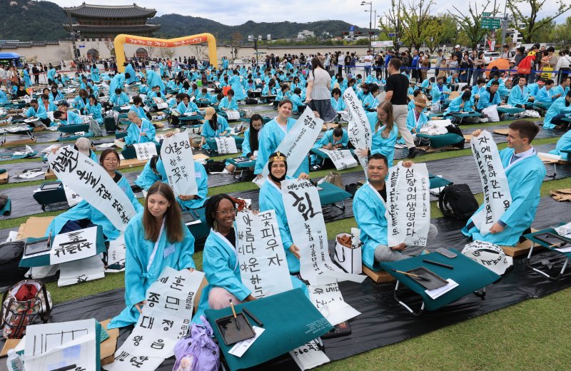 제579돌 한글날을 맞이한 9일 서울 종로구 광화문광장에서 열린 ‘2025 제 16회 휘호대회 휘호대회‘에 참가한 외국인들이 직접 쓴 한글을 선보이고 있다. 이번 대회는 총 35개국 약 400여명이 참가했다. 2025.10.9/뉴스1 ⓒ News1 이호윤 기자