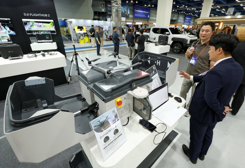 [서울=뉴시스] 김진아 기자 = 30일 서울 강남구 코엑스에서 열린 2025 코리아빌드위크에서 관람객들이 전시를 관람하고 있다.오는 2일까지 열리는 이번 전시는 국내외 700여 개의 기업이 참여했으며, 건설·건축 기자재/설계시공과 인테리어, 건설기술과 장비, 건축설비 등을 총 망라한 품목들이 선보여질 예정이다. 2025.07.30. bluesoda@newsis.com