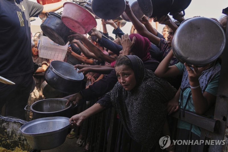 9월 19일(현지시간) 구호식량 배급 받으려는 가자지구 주민 (출처=연합뉴스)