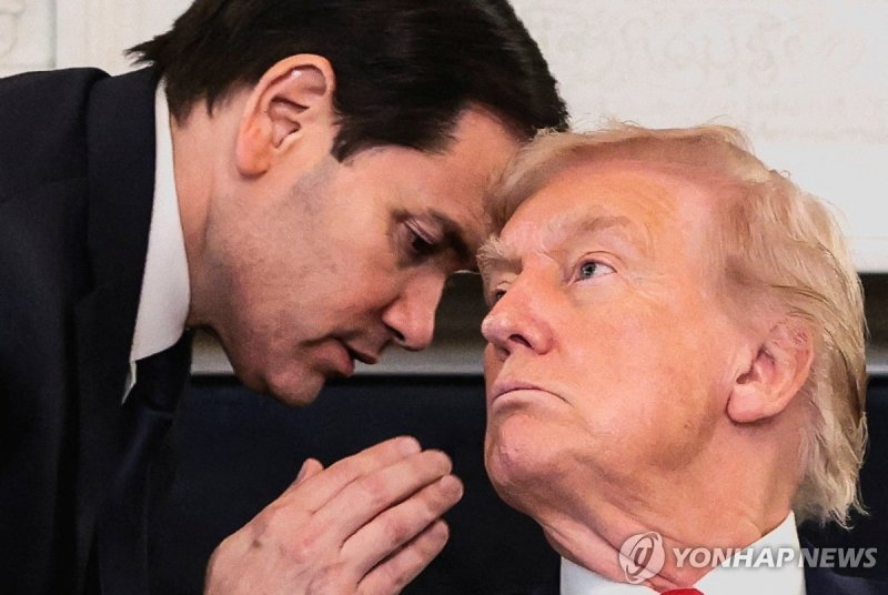 8일(현지시간) 트럼프 대통령에게 귓속말하는 루비오 장관 (출처=연합뉴스)