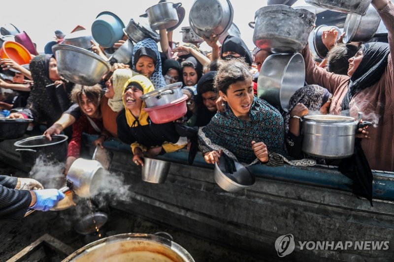 굶주리는 가자지구 주민들 (출처=연합뉴스)