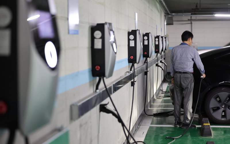 서울 종로구 한 주차장 전기차 충전시설 모습. 연합뉴스