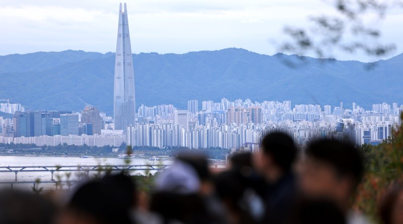 서울 남산에서 바라본 송파구 아파트 단지 모습. 연합뉴스