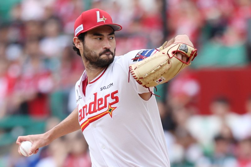 [인천=뉴시스] 조성우 기자 = 9일 인천 미추홀구 SSG랜더스필드에서 열린 2025 KBO 포스트시즌 준플레이오프 1차전 삼성 라이온즈와 SSG 랜더스의 경기, SSG 선발투수 미치 화이트가 역투하고 있다. 2025.10.09. xconfind@newsis.com