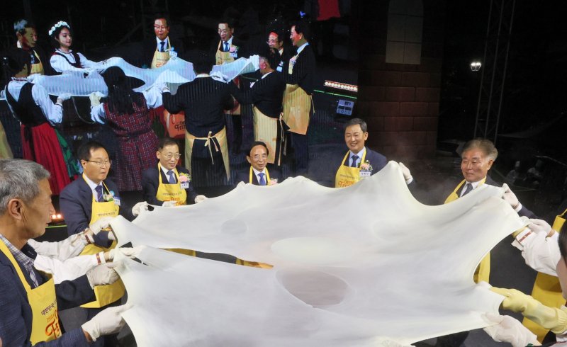 심민 임실군수를 비롯한 관계자들이 8일 전북 임실군 치즈테마파크 일원에 열린 2025 임실N치즈축제 개막식에서 기념촬영을 하고 있다. (임실군청 제공. 재판매 및 DB 금지) 2025.10.8/뉴스1