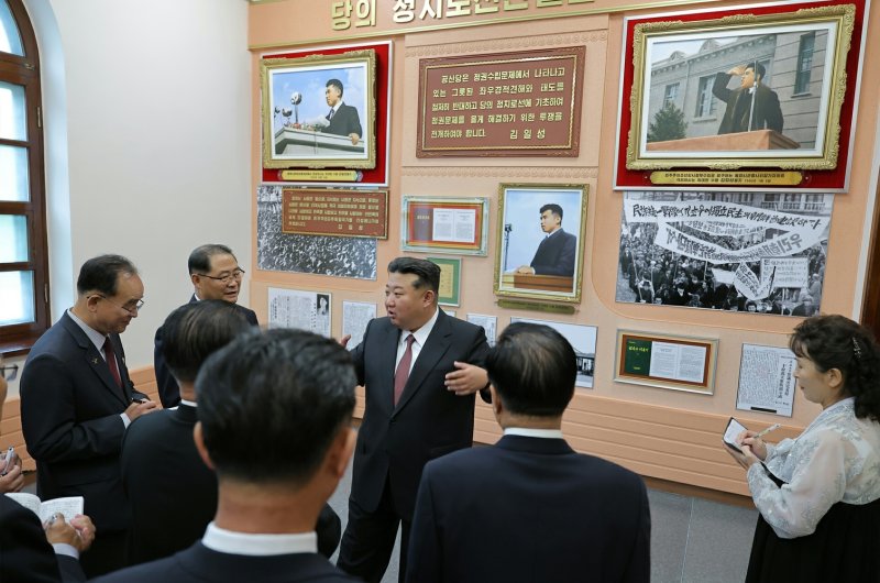 (평양 노동신문=뉴스1) = 북한 노동당 기관지 노동신문은 김정은 당 총비서가 8일 당 창건 사적관을 찾아 '당 창건 80주년' 기념연설을 했다고 9일 보도했다. [국내에서만 사용가능. 재배포 금지. DB 금지. For Use Only in the Republic of Korea. Redistribution Prohibited] rodongphoto@news1.kr