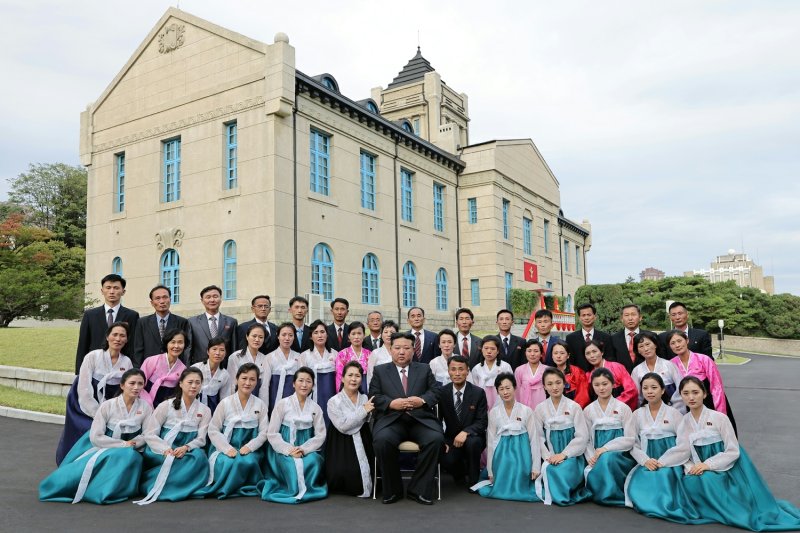 (평양 노동신문=뉴스1) = 북한 노동당 기관지 노동신문은 김정은 당 총비서가 8일 당 창건 사적관을 찾아 '당 창건 80주년' 기념연설을 했다고 9일 보도했다. [국내에서만 사용가능. 재배포 금지. DB 금지. For Use Only in the Republic of Korea. Redistribution Prohibited] rodongphoto@news1.kr