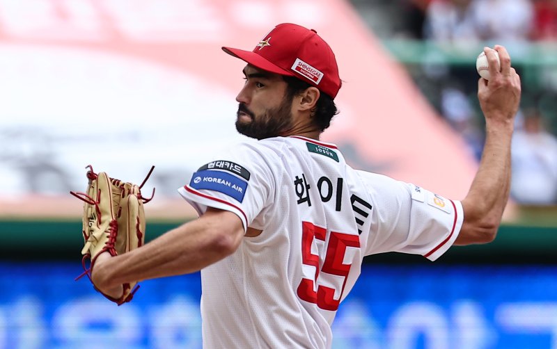 9일 오후 인천 SSG 랜더스필드에서 열린 프로야구 2025 신한 SOL뱅크 KBO 준플레이오프 1차전 삼성 라이온즈와 SSG 랜더스의 경기, SSG 선발투수 화이트가 1회초 등판해 역투하고 있다. 2025.10.9/뉴스1 ⓒ News1 김도우 기자