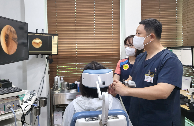 이석증 환자를 진료 중인 온병원 이비인후과 이일우 과장. 온병원 제공