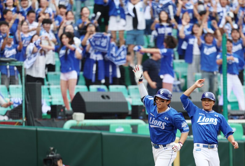 [인천=뉴시스] 조성우 기자 = 9일 인천 미추홀구 SSG랜더스필드에서 열린 2025 KBO 포스트시즌 준플레이오프 1차전 삼성 라이온즈와 SSG 랜더스의 경기, 삼성 3회초 공격 무사 주자 1루서 김영웅이 2점 홈런을 때린 뒤 그라운드를 돌고 있다. 2025.10.09. xconfind@newsis.com
