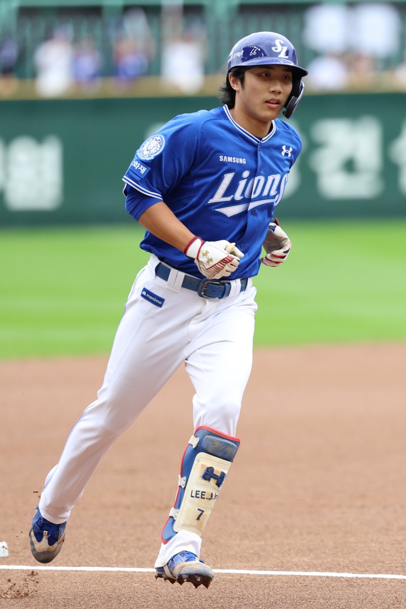 [인천=뉴시스] 조성우 기자 = 9일 인천 미추홀구 SSG랜더스필드에서 열린 2025 KBO 포스트시즌 준플레이오프 1차전 삼성 라이온즈와 SSG 랜더스의 경기, 삼성 1회초 공격 선두타자 이재현이 솔로 홈런을 때린 뒤 그라운드를 돌고 있다. 2025.10.09. xconfind@newsis.com