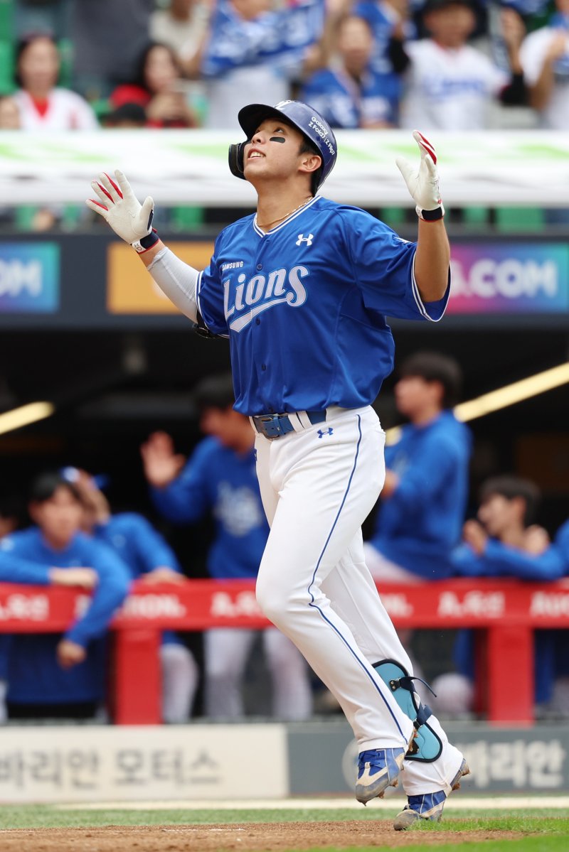 [인천=뉴시스] 조성우 기자 = 9일 인천 미추홀구 SSG랜더스필드에서 열린 2025 KBO 포스트시즌 준플레이오프 1차전 삼성 라이온즈와 SSG 랜더스의 경기, 삼성 3회초 공격 무사 주자 1루서 김영웅이 2점 홈런을 때린 뒤 그라운드를 돌고 있다. 2025.10.09. xconfind@newsis.com