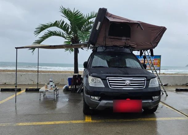 해수욕장 주차장 세 칸 차지하며 캠핑 즐긴 '민폐 커플'