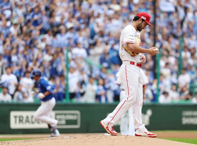 [인천=뉴시스] 조성우 기자 = 9일 인천 미추홀구 SSG랜더스필드에서 열린 2025 KBO 포스트시즌 준플레이오프 1차전 삼성 라이온즈와 SSG 랜더스의 경기, SSG 선발 화이트가 삼성 3회초 공격 무사 주자 1루서 김영웅에게 2점 홈런을 허용한 뒤 아쉬운 표정을 짓고 있다. 2025.10.09. xconfind@newsis.com