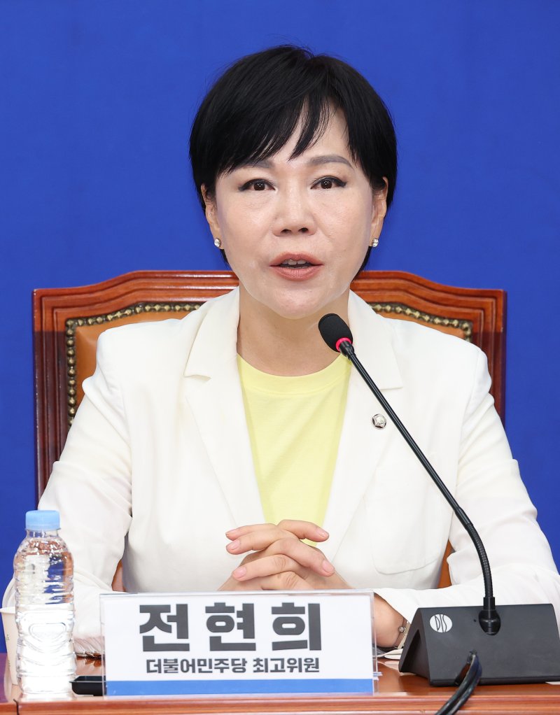 더불어민주당 전현희 수석최고위원이 9일 국회에서 기자간담회를 하고 있다. 전 최고위원은 내란 청산과 3대 개혁에 속도를 내겠다고 강조했다. 연합뉴스