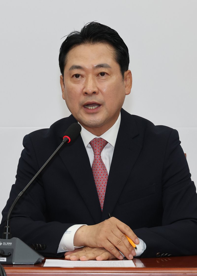 국민의힘 장동혁 대표가 9일 국회에서 열린 기자간담회에서 발언하고 있다. 장 대표는 한미 관세 협상 여야정 협의체 구성을 제안했다. 연합뉴스