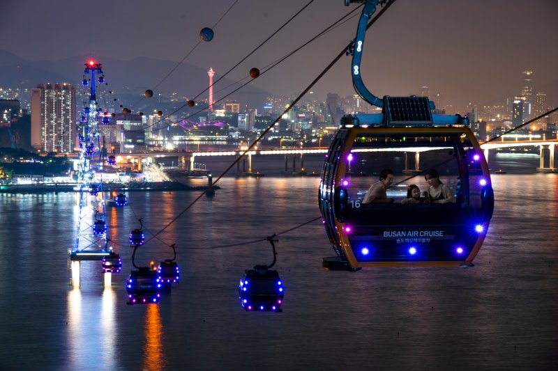 부산 서구 송도해수욕장 앞바다를 가로질러 암남공원 바다 위로 오가는 송도해상케이블카의 모습. 부산관광 백미로 외국 관광객들에게 인기를 끌고 있다. 송도해상케이블카 제공