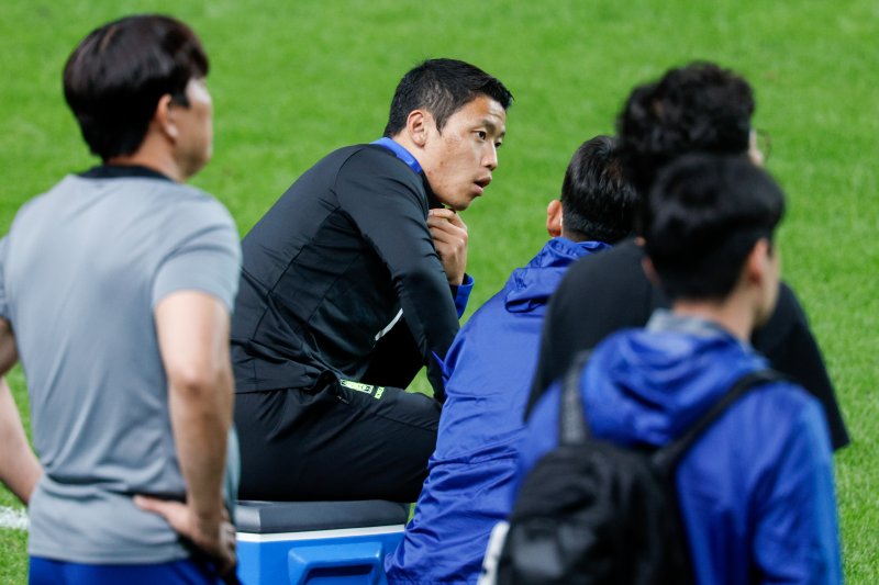 대한민국 남자 축구 국가대표팀 황희찬이 브라질과의 A매치 평가전을 하루 앞둔 9일 오후 서울 마포구 월드컵경기장에서 훈련을 지켜보고 있다. 2025.10.9/뉴스1 ⓒ News1 안은나 기자