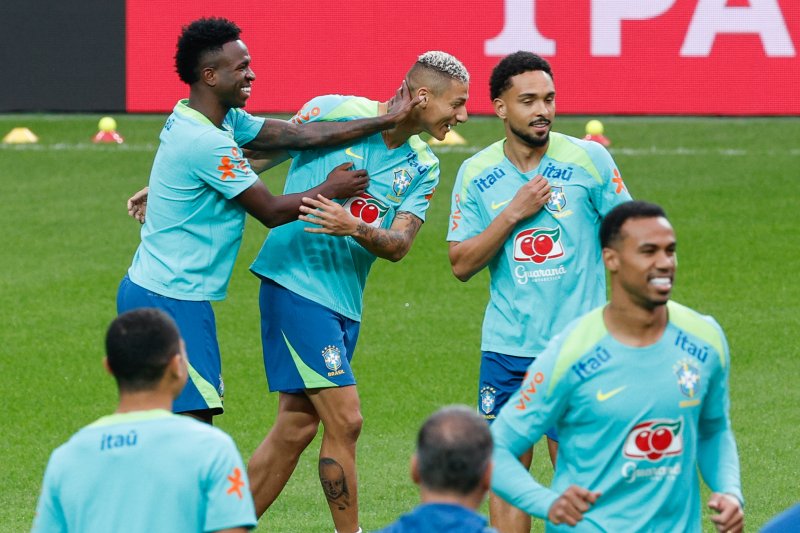 브라질 남자 축구 국가대표팀 히샬리송과 비니시우스가 대한민국과의 A매치 평가전을 하루 앞둔 9일 오후 서울 마포구 월드컵경기장에서 훈련을 하던 중 장난을 치고 있다. 2025.10.9/뉴스1 ⓒ News1 안은나 기자