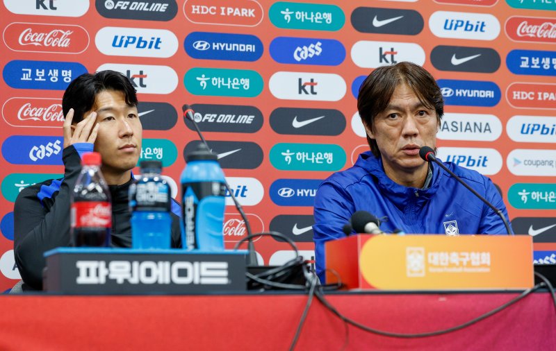 대한민국 남자 축구 국가대표팀 홍명보 감독과 손흥민 선수가 9일 오후 서울 마포구 월드컵경기장에서 브라질과의 A매치 평가전을 하루 앞두고 공식 기자회견을 하고 있다. 2025.10.9/뉴스1 ⓒ News1 안은나 기자