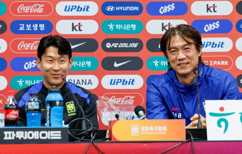 대한민국 남자 축구 국가대표팀 홍명보 감독과 손흥민 선수가 9일 오후 서울 마포구 월드컵경기장에서 브라질과의 A매치 평가전을 하루 앞두고 공식 기자회견을 하고 있다. 2025.10.9/뉴스1 ⓒ News1 안은나 기자