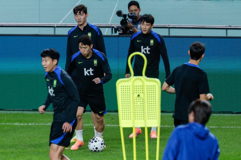 대한민국 남자 축구 국가대표팀 이강인, 손흥민 등 선수들이 브라질과의 A매치 평가전을 하루 앞둔 9일 오후 서울 마포구 월드컵경기장에서 훈련을 하고 있다. 2025.10.9/뉴스1 ⓒ News1 안은나 기자