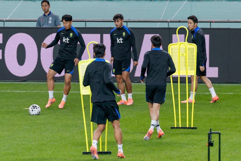 대한민국 남자 축구 국가대표팀 손흥민, 옌스 카스트로프, 이강인이 브라질과의 A매치 평가전을 하루 앞둔 9일 오후 서울 마포구 월드컵경기장에서 훈련을 하고 있다. 2025.10.9/뉴스1 ⓒ News1 안은나 기자