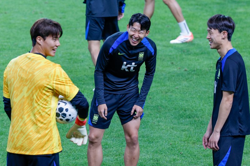 대한민국 남자 축구 국가대표팀 손흥민, 송범근, 이재성이 브라질과의 A매치 평가전을 하루 앞둔 9일 오후 서울 마포구 월드컵경기장에서 훈련을 하고 있다. 2025.10.9/뉴스1 ⓒ News1 안은나 기자