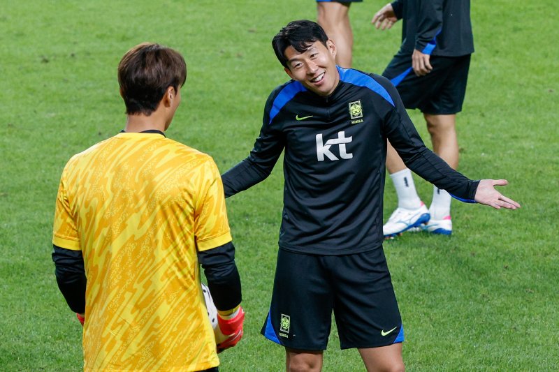 대한민국 남자 축구 국가대표팀 손흥민, 송범근이 브라질과의 A매치 평가전을 하루 앞둔 9일 오후 서울 마포구 월드컵경기장에서 훈련을 하고 있다. 2025.10.9/뉴스1 ⓒ News1 안은나 기자