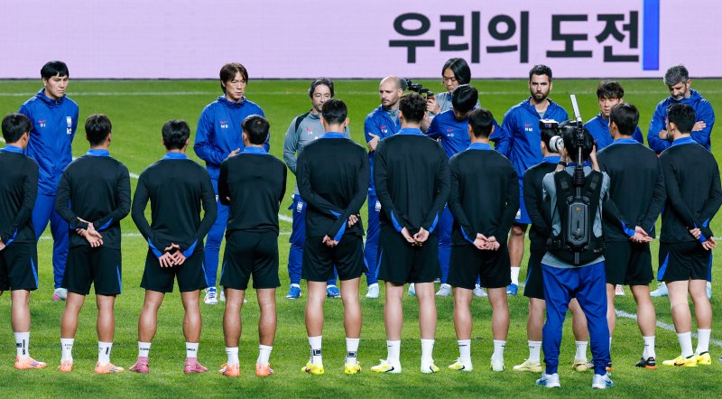 대한민국 남자 축구 국가대표팀 홍명보 감독이 브라질과의 A매치 평가전을 하루 앞둔 9일 오후 서울 마포구 월드컵경기장에서 훈련 지시를 하고 있다. 2025.10.9/뉴스1 ⓒ News1 안은나 기자
