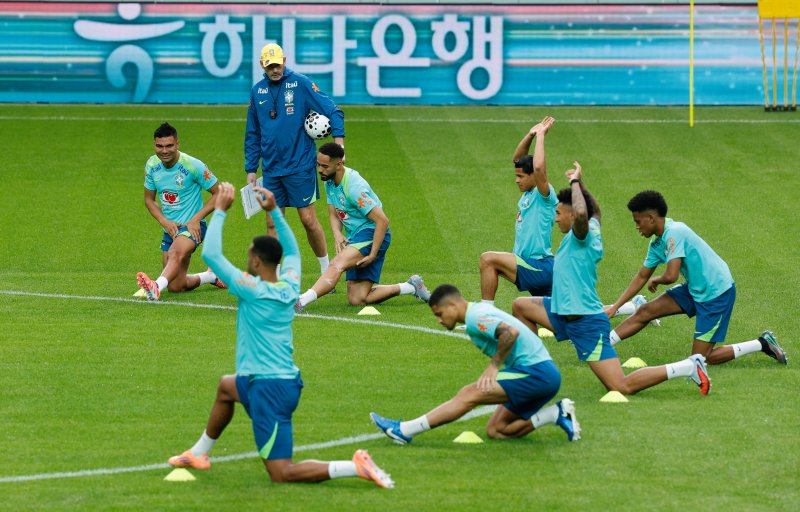 브라질 남자 축구 국가대표팀 주장 카세미루 등 선수들이 대한민국과의 A매치 평가전을 하루 앞둔 9일 오후 서울 마포구 월드컵경기장에서 훈련을 하고 있다. 2025.10.9/뉴스1 ⓒ News1 안은나 기자