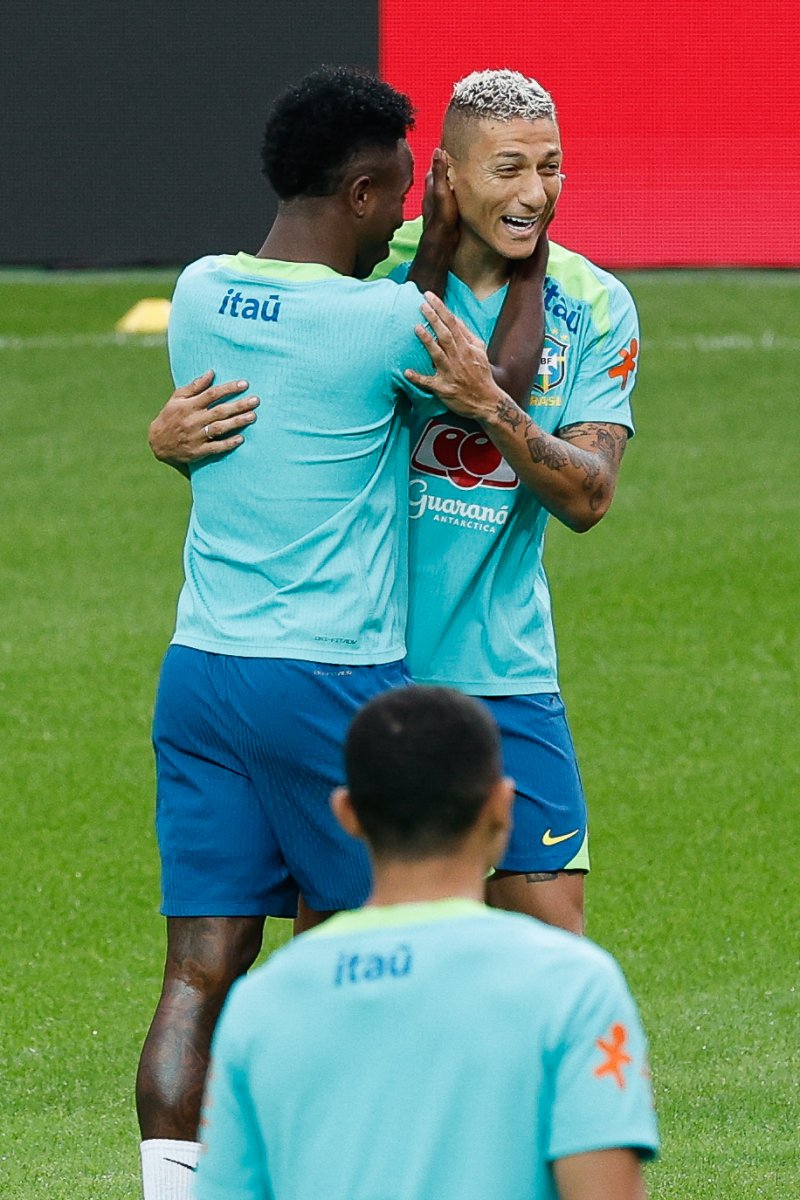 브라질 남자 축구 국가대표팀 히샬리송과 비니시우스가 대한민국과의 A매치 평가전을 하루 앞둔 9일 오후 서울 마포구 월드컵경기장에서 훈련을 하던 중 웃고 있다. 2025.10.9/뉴스1 ⓒ News1 안은나 기자