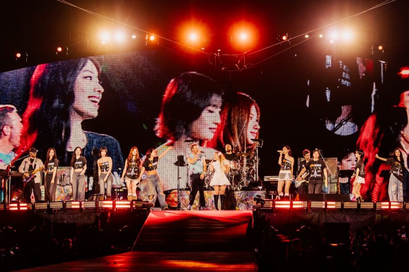 [서울=뉴시스] 콜드플레이, 트와이스. (사진 = 워너뮤직 코리아 제공) 2025.04.18. photo@newsis.com. *재판매 및 DB 금지