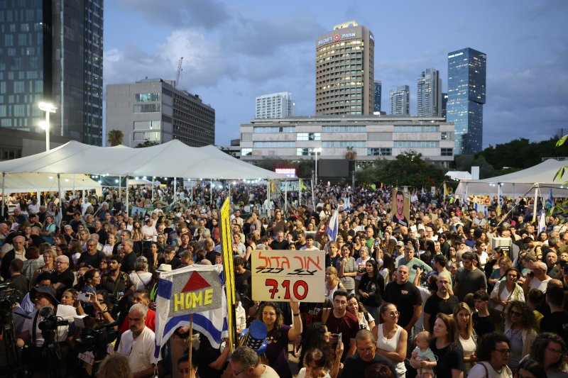 9일(현지시간) 이스라엘 텔아비브의 인질광장에서 시민들이 평화 합의 소식에 거리로 나와 환호하며 행진하고 있다.EPA연합뉴스