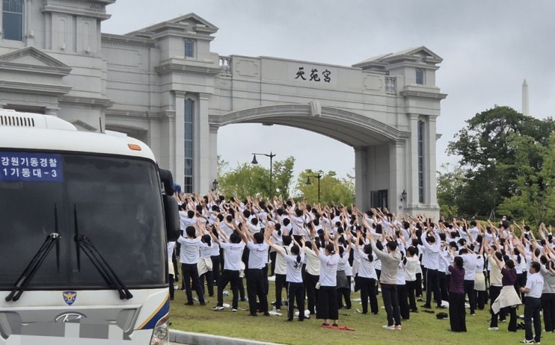 김건희 특검팀이 지난 7월 18일 건진법사 청탁 의혹 관련 경기 가평군 설악면 소재 통일교 본부를 압수수색한 가운데 신도들이 본부 입구에서 예배를 하고 있다. 2025.7.18/뉴스1 ⓒ News1 양희문 기자