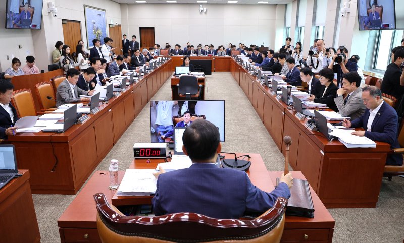 이철규 국회 산업통상자원중소벤처기업위원회 위원장이 25일 서울 여의도 국회에서 열린 산업통상자원중소벤처기업위원회 전체회의에서 의사봉을 두드리고 있다. 2025.9.25/뉴스1 ⓒ News1 신웅수 기자