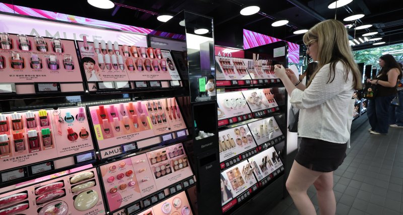 서울 중구 명동의 한 뷰티 매장에서 외국인 관광객들이 화장품을 둘러보고 있다. 뉴스1