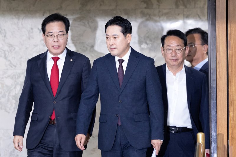 장동혁 국민의힘 대표와 송언석 원내대표가 12일 서울 여의도 국회에서 열린 '이재명 정부 100일 국정 파탄 실정 토론회'에 참석하고 있다. 2025.9.12/뉴스1 ⓒ News1 이승배 기자