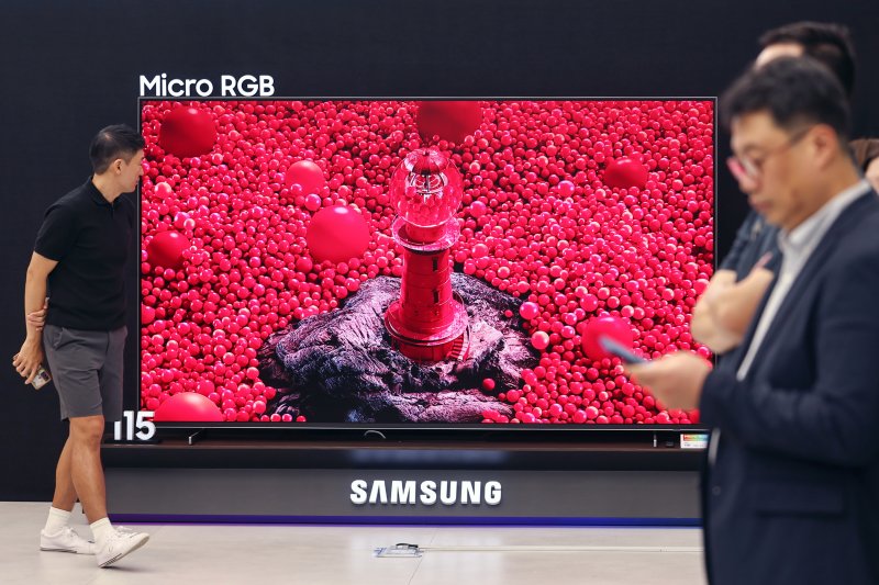 이종포 삼성전자 영상디스플레이사업부 개발팀 상무가 12일 오전 서울 서초구 삼성 강남에 마이크로 RGB TV가 전시돼 있다. 2025.8.12/뉴스1 ⓒ News1
