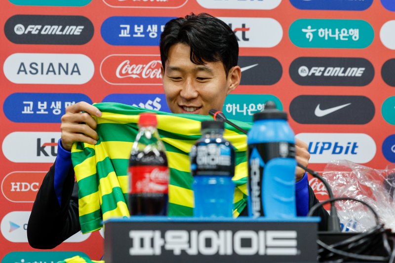 대한민국 남자 축구 국가대표팀 손흥민 선수가 9일 오후 서울 마포구 월드컵경기장에서 브라질과의 A매치 평가전을 하루 앞두고 공식 기자회견을 하던 중 브라질 취재진으로부터 사탕과 옷을 선물받고 있다.뉴스1