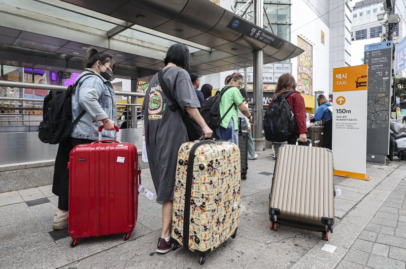 서울 중구 명동거리에서 외국인 관광객들이 짐을 들고 숙소로 이동하고 있다. 뉴스1