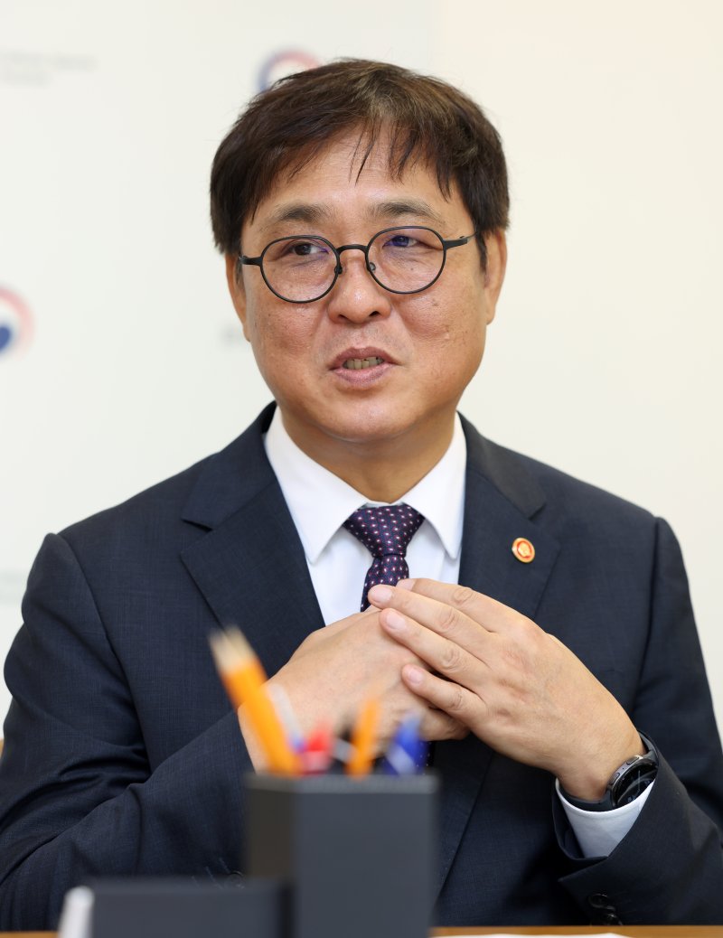 최휘영 문화체육관광부 장관이 브라질과 경기하는 대한민국 축구대표팀 선수단을 격려한다. 문화체육관광부 제공