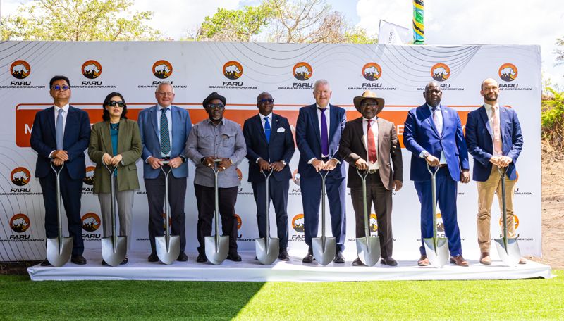 김대영 포스코인터내셔널 중남아프리카지역담당(사진 왼쪽부터), 안은주 주탄자니아대한민국대사, 존 드 브리스 블랙록마이닝 최고경영자(CEO) 등이 9일(현지시간) 탄자니아 모로고로주 울랑가 지역의 마헨게 광산에서 착공식을 가진 후 기념 사진을 찍고 있다. 포스코인터내셔널 제공